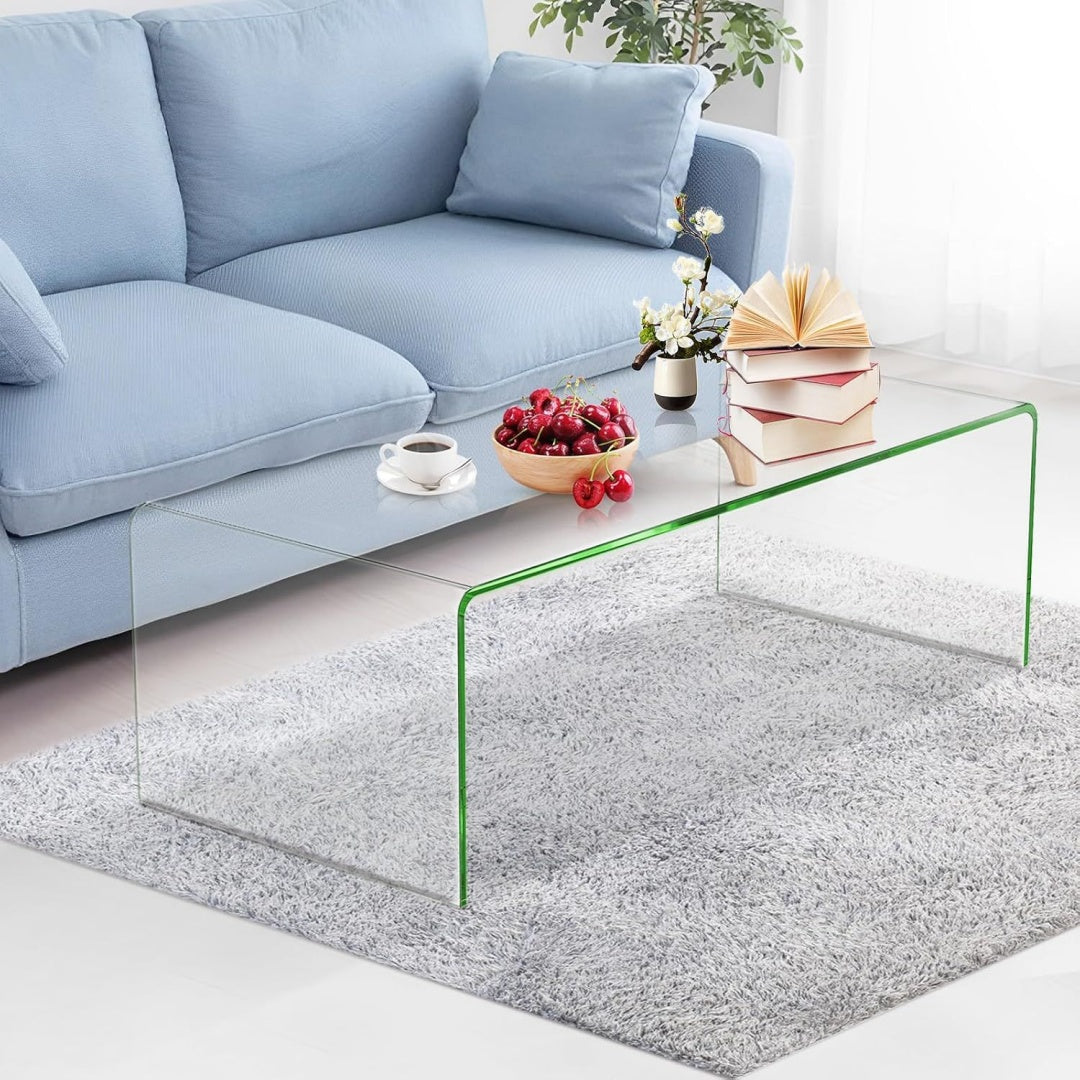 Une touche de caractere, table basse avec portes, avec elements vitres dans un ton vert