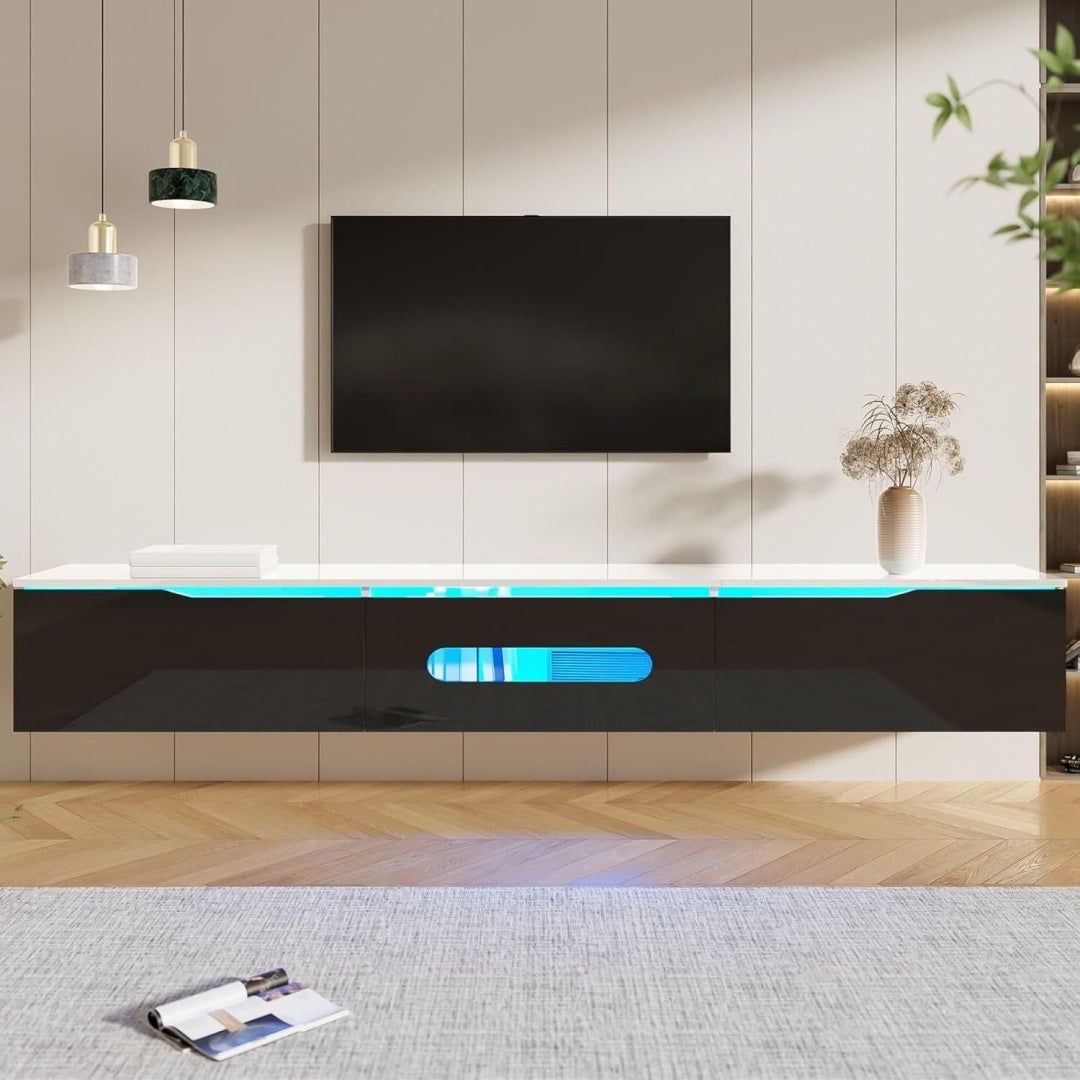 Le charme du rangement avec ce meuble television avec portes, a l'aspect bois, coloris blanc et noir
