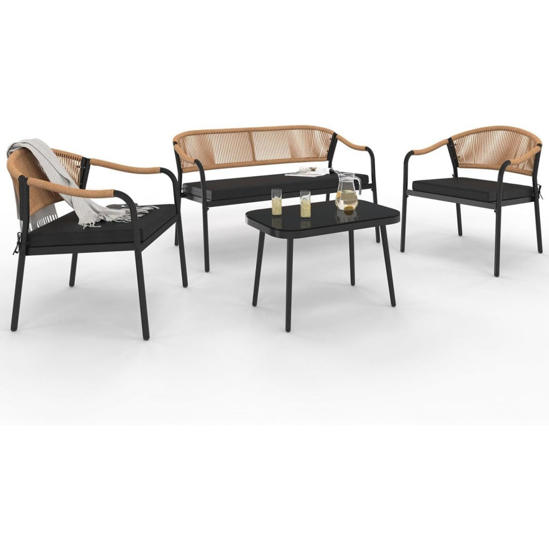 Le charme du rangement avec ce table basse aux accents metalliques, avec details en rotin, coloris noir