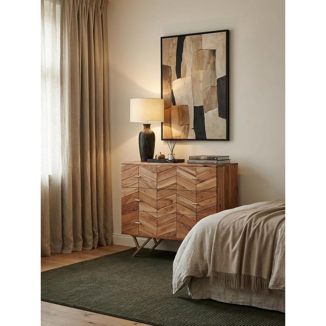 Un espace mieux organise grace a ce buffet avec tiroirs, aux accents metalliques, finition bois naturel