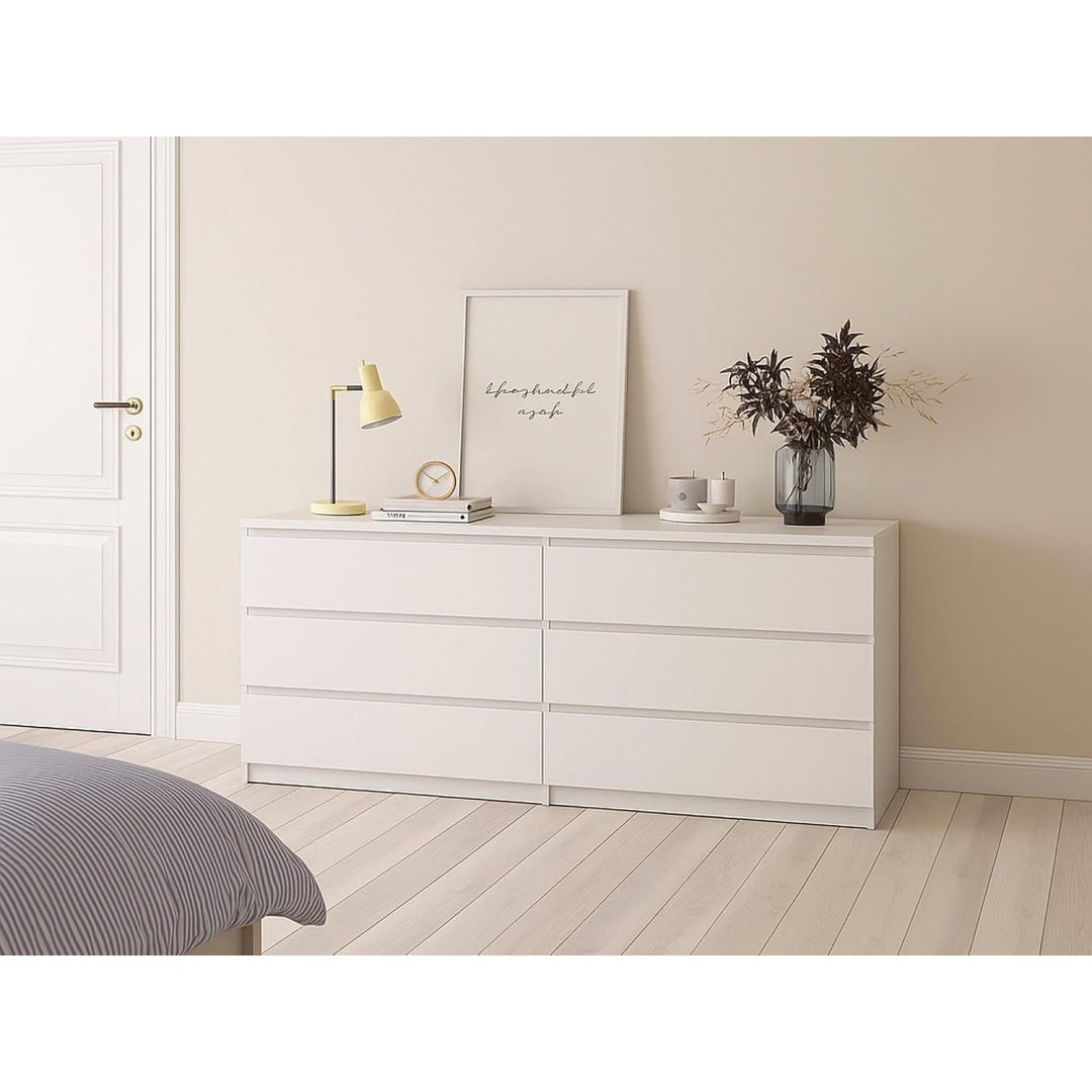 Le charme du rangement avec ce buffet avec tiroirs, avec elements vitres, coloris blanc et vert