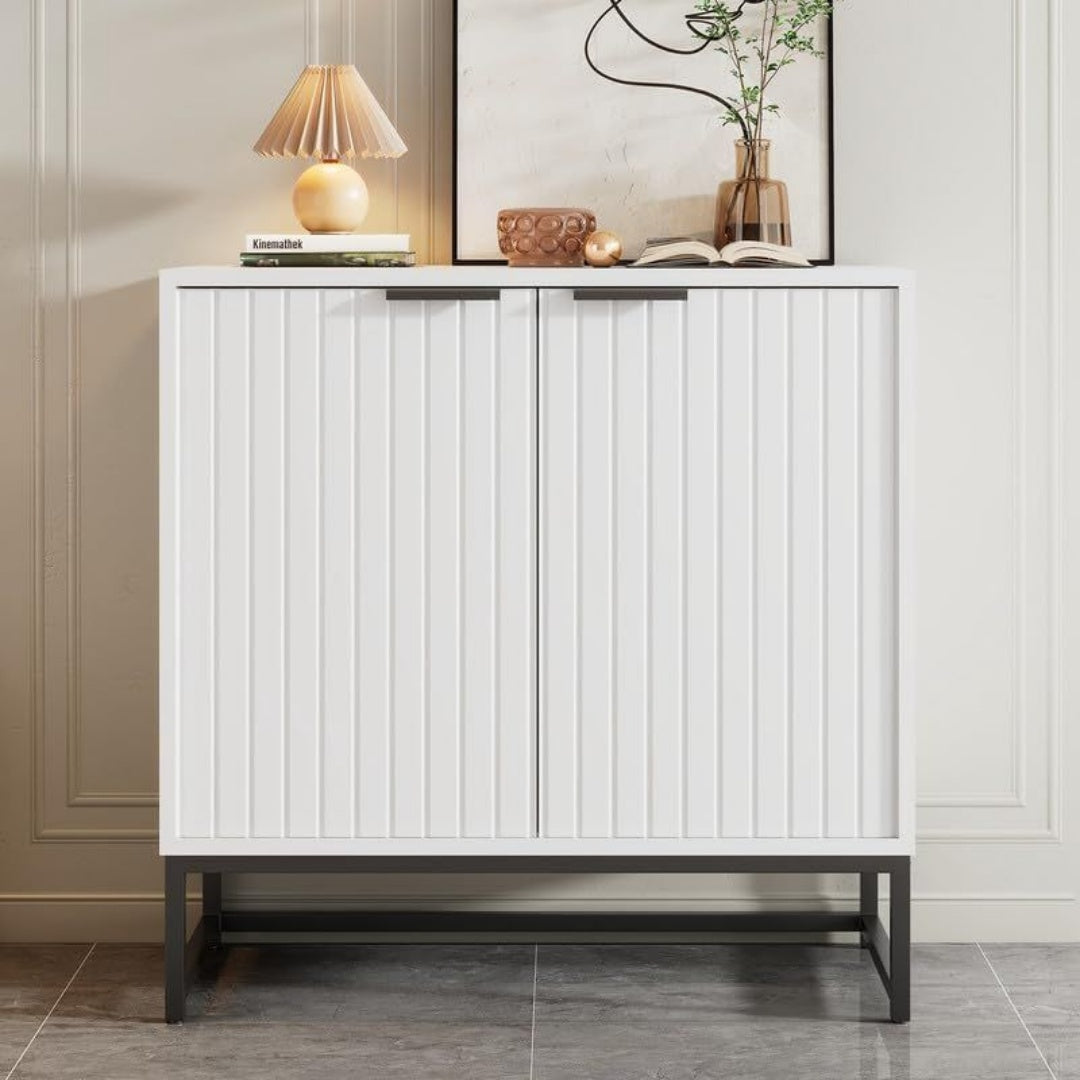 Une silhouette equilibree pour ce buffet avec portes, aux accents metalliques, teinte non determine