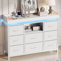 Une silhouette equilibree pour ce commode avec tiroirs, aux accents metalliques, teinte blanc et bois naturel