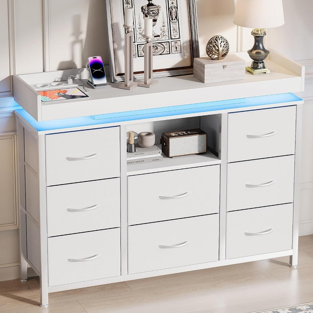 Une silhouette equilibree pour ce commode avec tiroirs, aux accents metalliques, teinte blanc et bois naturel