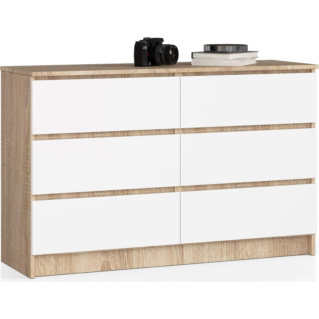 Une silhouette equilibree pour ce commode avec tiroirs, aux accents metalliques, teinte blanc et chene