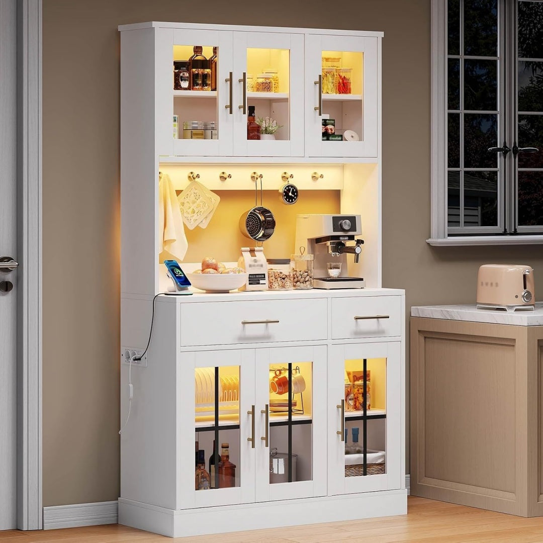 Le charme du rangement avec ce buffet avec tiroirs, avec portes, coloris dore