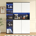 Une silhouette equilibree pour ce buffet avec portes, avec etageres, teinte blanc et noir