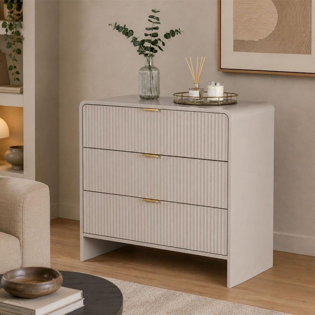 Une silhouette equilibree pour ce commode aux lignes soignees, teinte beige
