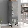 Une silhouette equilibree pour ce buffet avec portes, avec elements vitres, teinte gris et bois naturel