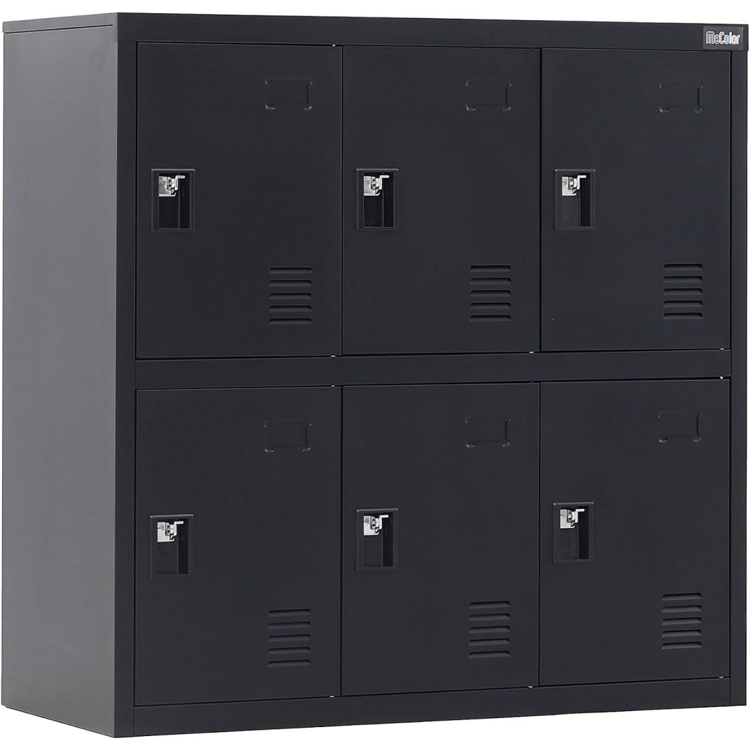Une touche de caractere, armoire avec portes, aux accents metalliques dans un ton noir