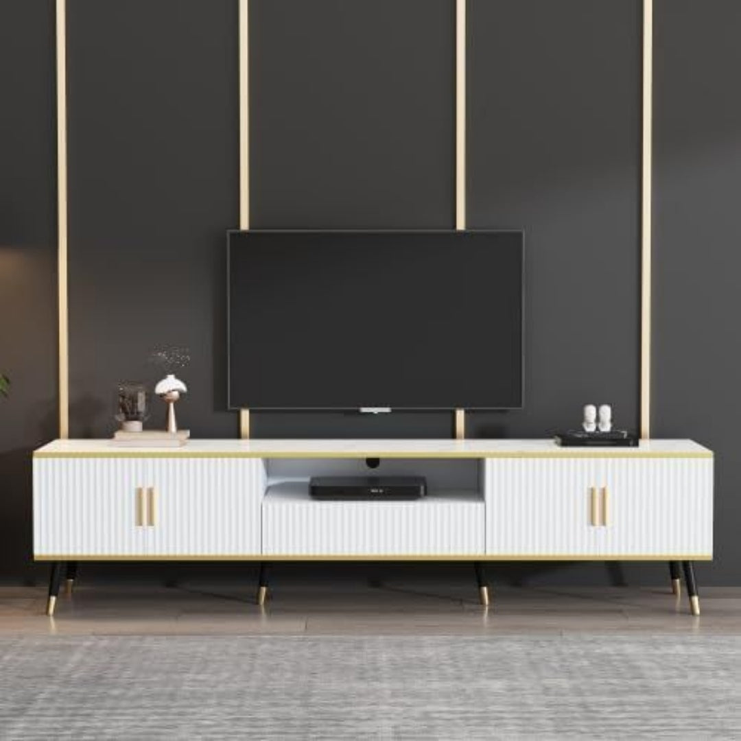Une touche de caractere, commode avec tiroirs, avec portes dans un ton blanc et dore